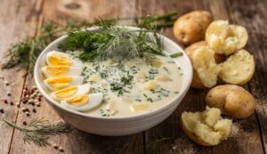 Koperkowa z ziemniakami i jajkiem. Prosty przepis, który w marcu smakuje najlepiej