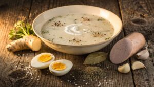 Barszcz biały na Wielkanoc: dodaję korzeń chrzanu do wywaru i smak staje się nie do podrobienia