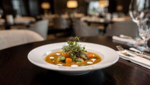 Kiedyś każda gospodyni znała przepis. Dziś tę zupę serwują w najlepszych restauracjach