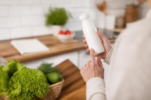 Nie każdy kefir działa na jelita tak samo. Gastroenterolog radzi, co sprawdzić na etykiecie
